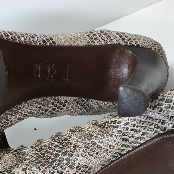 Tory Burch Scalloped Bow Accent Heels - Picture 9 of 11